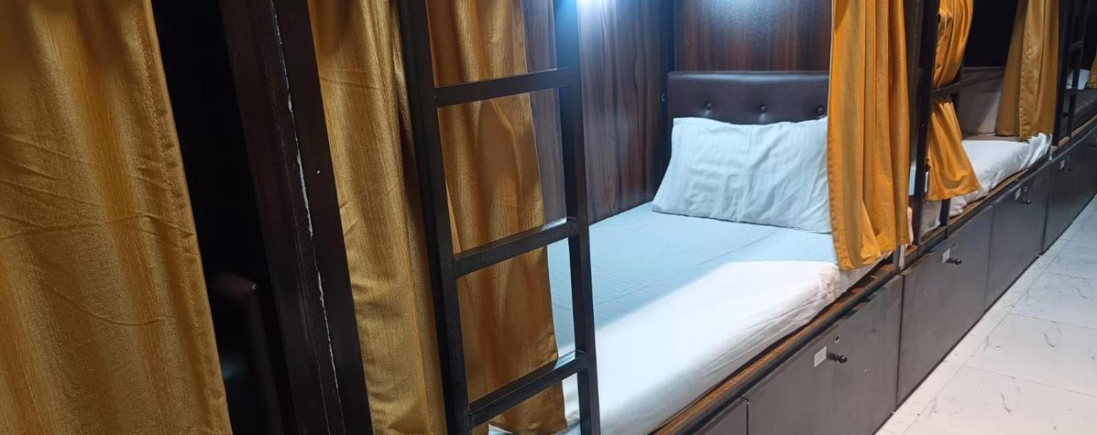 Golden View Dormitory Hotell Mumbai Exteriör bild