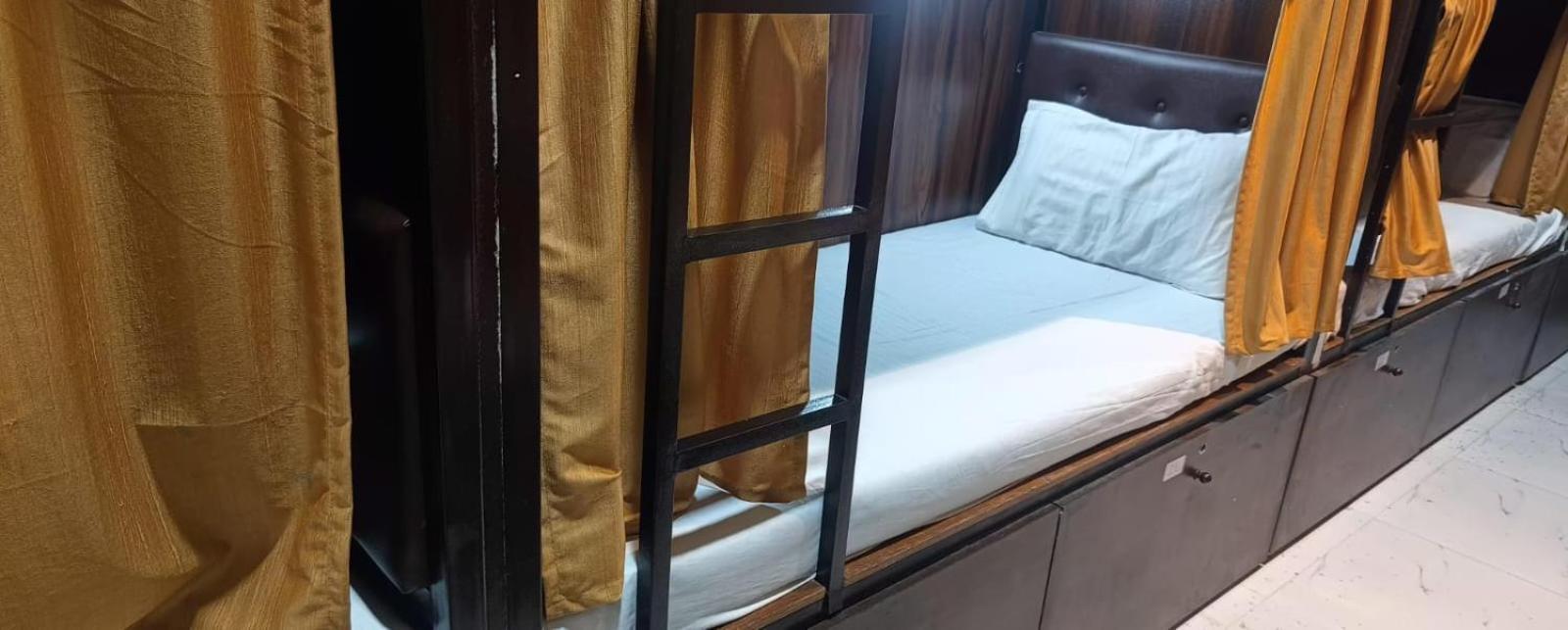Golden View Dormitory Hotell Mumbai Exteriör bild