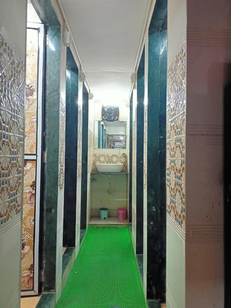 Golden View Dormitory Hotell Mumbai Exteriör bild