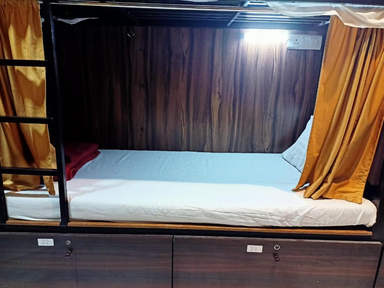 Golden View Dormitory Hotell Mumbai Exteriör bild